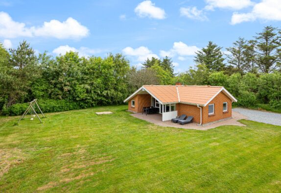 Klassisk sommerhus med brændeovn, spabad og sauna i Fjand