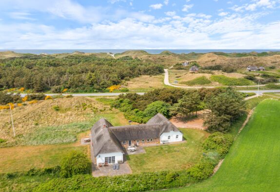 Charmerende sommerhus med wellness, aktivitetsrum og flot udsigt