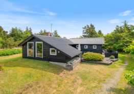 Hyggeligt træsommerhus med brændeovn og sauna