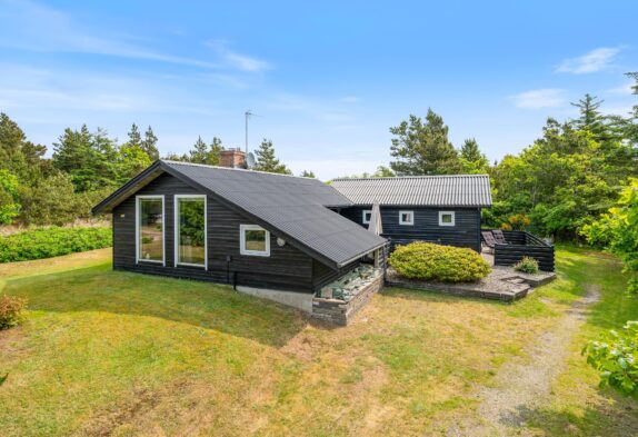 Hyggeligt træsommerhus med brændeovn og sauna