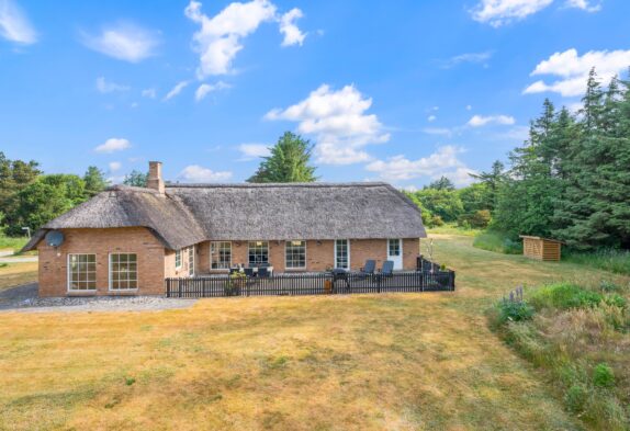 Sommerhus renoveret i 2019 med spa, to hunde tilladt