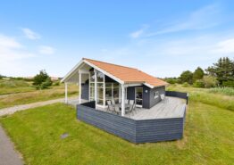 Lyst sommerhus med spabad og stor terrasse i naturskønne Fjand