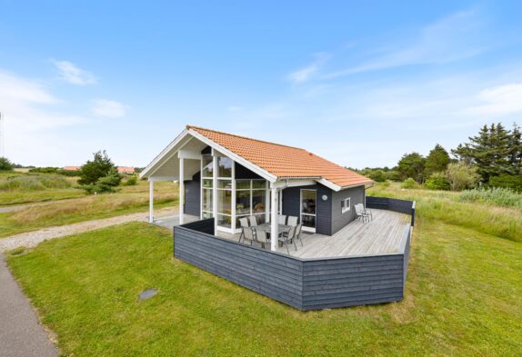 Lyst sommerhus med spabad og stor terrasse i naturskønne Fjand