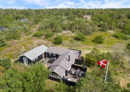 Charmerende renoveret sommerhus i Fjand med skønne terrasser