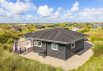 Flot sommerhus med panoramaudsigt et stenkast fra stranden (billede 1)