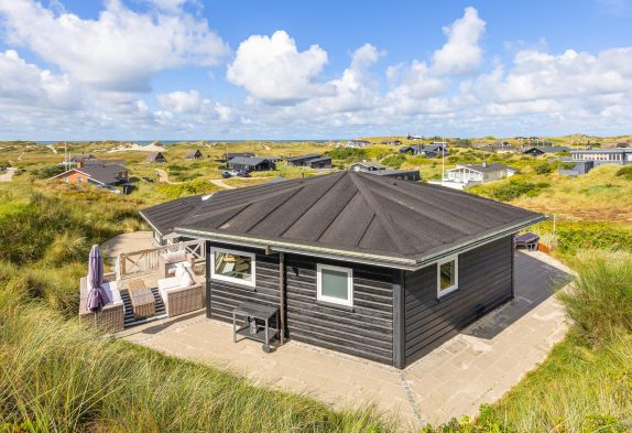 Flot sommerhus med panoramaudsigt et stenkast fra stranden