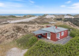 Klassisk sommerhus med Vesterhavet som nabo