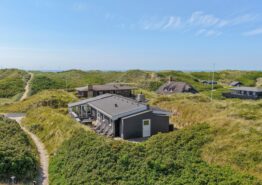Lyst og hyggeligt sommerhus blot 100 meter fra Vesterhavet