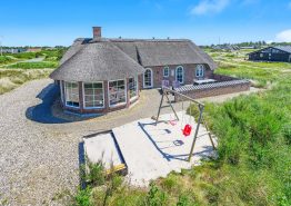 Moderne sommerhus i klassisk klitgårdsstil