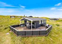 Skønt sommerhus med lukket terrasse på flot naturgrund