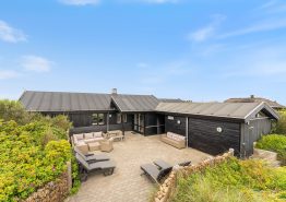 Stort og strandnært sommerhus med sauna, spa og brændeovn