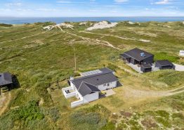 Dejligt og stilfuldt sommerhus i første klitrække tæt på Søndervig