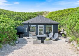 Flot sommerhus med sauna kun 25 meter fra Vesterhavet