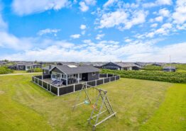 Velholdt feriehus med god beliggenhed tæt på stranden