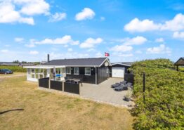 Lyst og skønt sommerhus med brændeovn tæt på Vesterhavet
