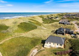 Charmerende sommerhus med fantastisk beliggenhed – 50 m fra havet