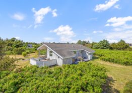 Velholdt og indbydende sommerhus på en stor grund i Søndervig. Kat. nr.:  i6024, Holmsborgvej 19;