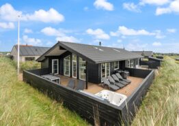 Flot feriehus i Søndervig med udespa og sauna tæt på hav og by