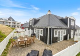 Strandnahes Ferienhaus  mit Holzofen, 150 m zum Wasser