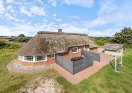 Hyggeligt og velholdt sommerhus med spabad og lukket terrasse