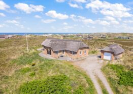 Stilfuldt sommerhus med havudsigt for 8 personer i Søndervig