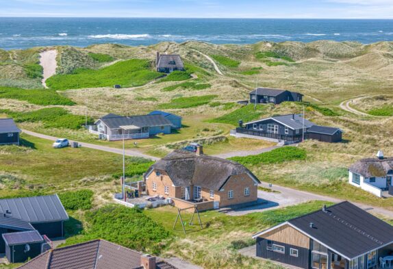 Feriehus med brændeovn til 6 personer – 200 meter fra havet