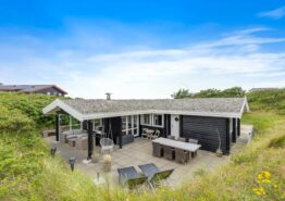 Charmende og hyggeligt bjælkehus – blot 300 meter til vandet