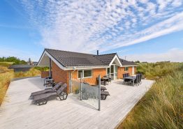 Flot sommerhus med spabad, sauna og udsigt til klitterne