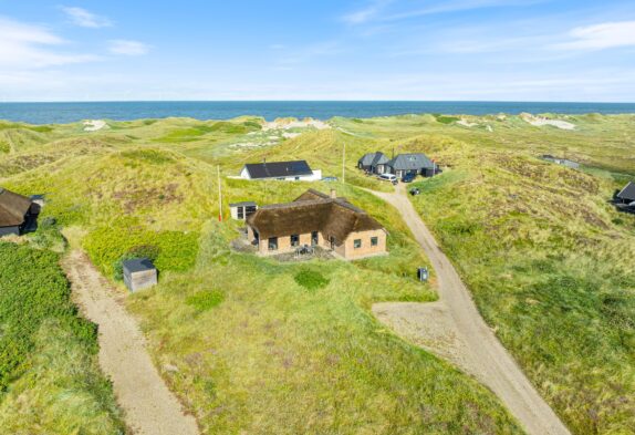 Strandnært feriehus med skønne terrasser i Søndervig