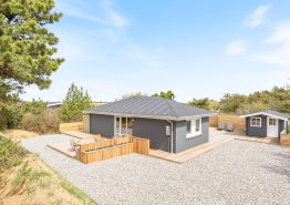 Hyggeligt sommerhus med udebruser og brændeovn. Kat. nr.:  i6196, Hjelmevej 24;