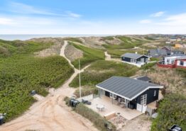 Skønt og lyst feriehus med en lukket terrasse og Vesterhavet som nabo. Kat. nr.:  i6199, Lodbergsvej 41;