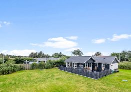 Klassisk sommerhus med lukket terrasse og plads til hunden