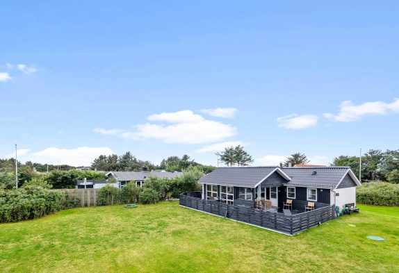 Klassisk sommerhus med lukket terrasse og plads til hunden