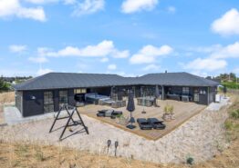 Moderne og lækkert sommerhus med spa, sauna og poolbord. Kat. nr.:  i6206, Nordsøvej 100;