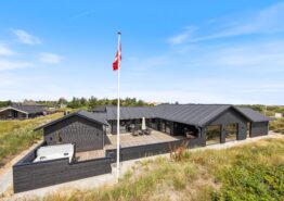 Moderne sommerhus med pool og udendørs jacuzzi i Søndervig. Kat. nr.:  i6209, Nordsøvej 36;