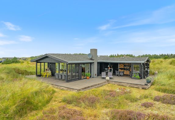 Angenehmes Ferienhaus mit Holzofen, 650 m zum Strand