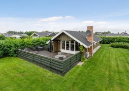 Dejligt sommerhus med indhegnet grund tæt på stranden