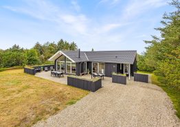 Rummeligt og lyst sommerhus med egen sauna og spabad