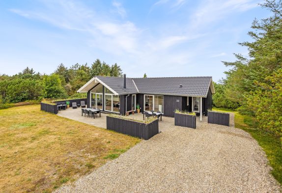 Rummeligt og lyst sommerhus med egen sauna og spabad