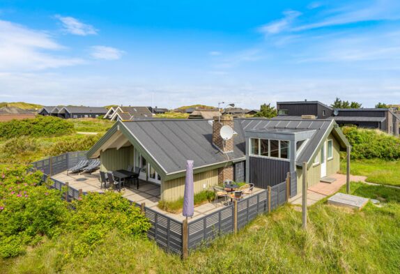 Dejligt velholdt feriehus tæt på hav og strand