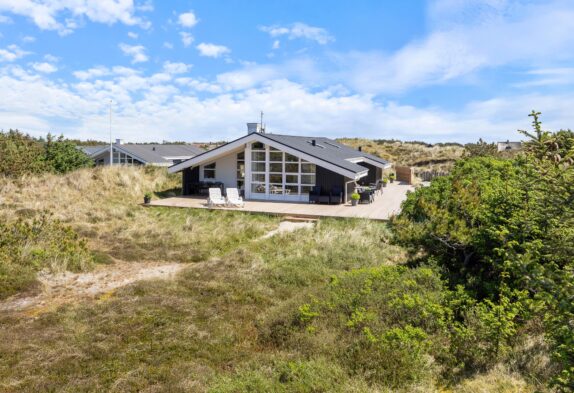 Klassisk sommerhus med spa, sauna og lukket træterrasse