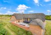 Großes, reetgedecktes Ferienhaus mit Pool und Wellnessbereich (Bild  1)