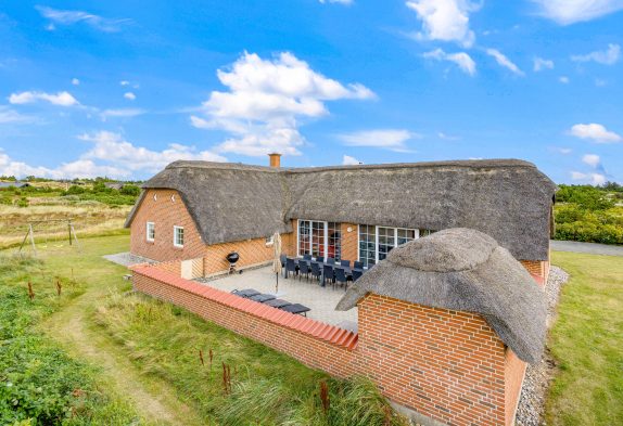 Großes, reetgedecktes Ferienhaus mit Pool und Wellnessbereich