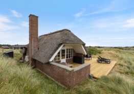 Velholdt sommerhus på klitgrund med flot udsigt