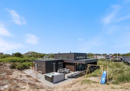 Lækkert feriehus med udespa og sauna 500 meter fra stranden