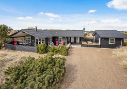 Feriehus med lukket terrasse, fiskerenseplads og udendørs bruser