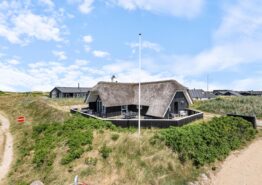 Lækkert stråtagshus med sauna og fantastisk beliggenhed