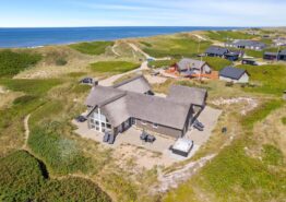 Fantastisk feriehus med udespa og sauna 50 meter fra stranden. Kat. nr.:  i6439, Lodbergsvej 293;