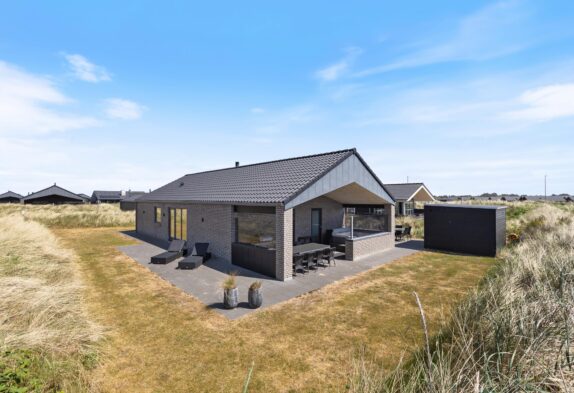 Lækkert, strandnært feriehus med sauna og udespa