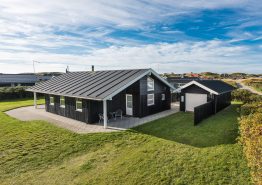 Velholdt feriehus med gode terrasser tæt på Vesterhavet